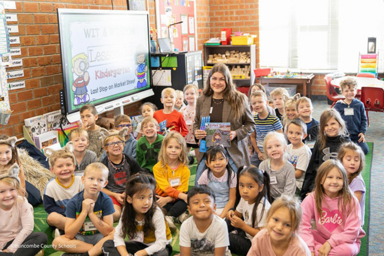Eliette Olivia poses with a class of Weaverville Primary School students.